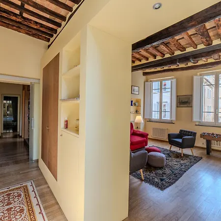 Charming With Scenic Views In Daire Lucca