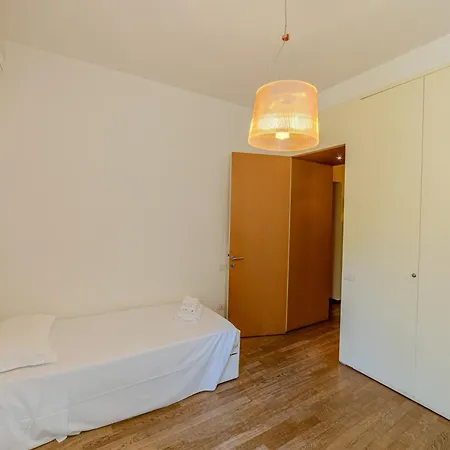 Charming With Scenic Views In Λούκα