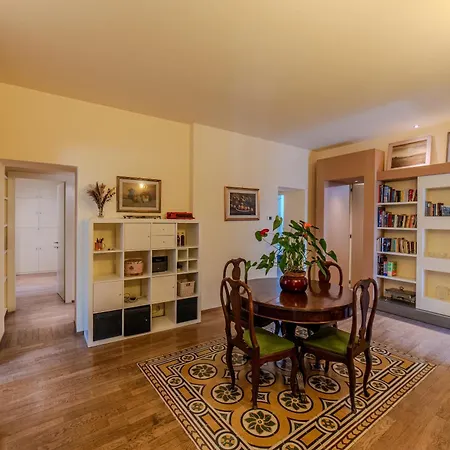 Διαμέρισμα Charming With Scenic Views In