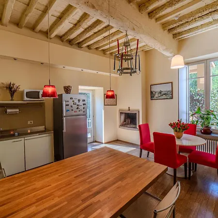 Διαμέρισμα Charming With Scenic Views In Λούκα