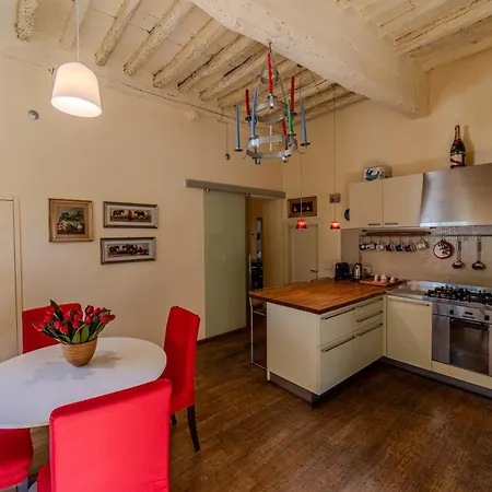 Διαμέρισμα Charming With Scenic Views In