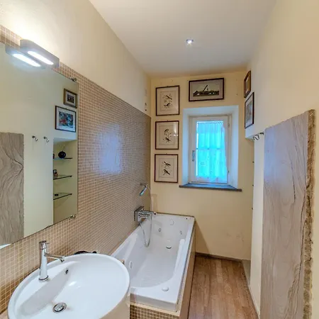 Διαμέρισμα Charming With Scenic Views In